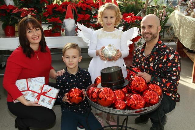 Monika und Björn Kapun sorgen dafür, dass bei den Kleinsten am 24. Dezember keine Langeweile aufkommt. | Foto: Josef Fürbass