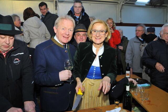 Schwarz-blau kulinarisch: Vöslaus FPÖ-Gemeinderat und Landtagsabgeordneter Peter Gerstner mit Landeshauptfrau Johanna Mikl Leitner | Foto: Helga Nitsche