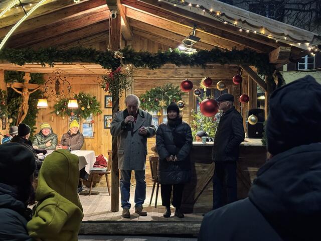 Franz Litterbach, Heike Kiesling und Karl Gostner bei der Eröffnung. Die Weihnachtsbeleuchtung des großen Baumes am Hans-Brenner-Platz soll noch folgen. | Foto: MeinBezirk