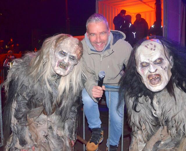 Moderator Joschi Peharz mit zwei Perchten