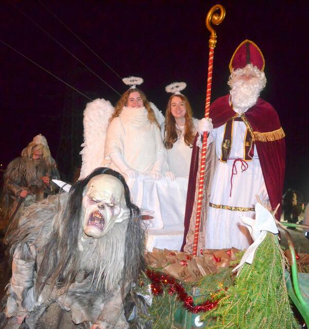 Am Schluss erschien der Nikolaus mit Engeln...