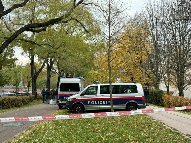 Der Suchradius sei nach den laufenden Ermittlungen am Donnerstagabend erweitert worden. "Auf dem Areal der Klinik konnte man keine weiteren Anhaltspunkte finden, dass sich das Baby dort befindet", so die Polizei. | Foto: Ronja Reidinger/MeinBezirk