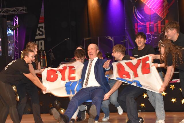 Klassenvorstand Andreas Csencsits durch die "Verabschiedung" mit viel Schwung. | Foto: Michael Strini