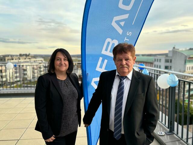 Versicherungsagentin Melanie Wiesner und Raimund Resch, Standortleiter in Neusiedl am See, bei der Eröffnungsfeier des zweiten burgenländischen Standortes.  | Foto: Lisa-Marie Zehetbauer