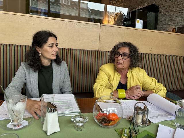Die Mürzzuschlager Gemeinderätin Ilse Schmalix (Grüne) mit Sandra Krautwaschl bei einem Medientermin vor der Wahl. | Foto: Hackl