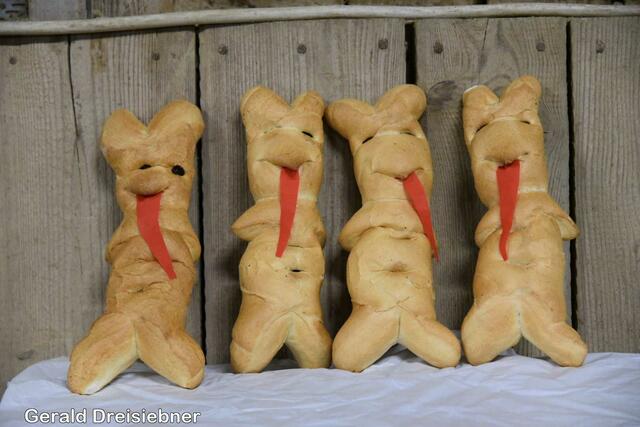 Auch Teig- Krampusse wurden verkauft.  | Foto: Gerald Dreisiebner