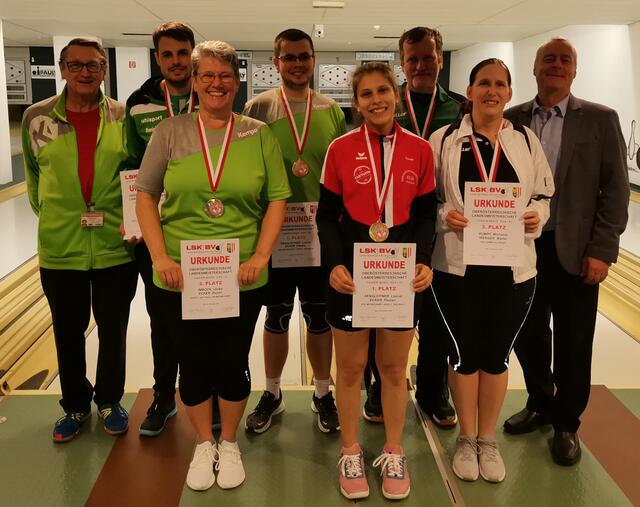 Siegerfoto:
Schiedsrichter Rudolf Ecker, Daniel Ecker, Ulrike Imböck, Florian Ecker, Leonie Sengleitner, Walter Wenger, Michaela Rumpf und Verbandsobmann Franz Hiegelsberger.
