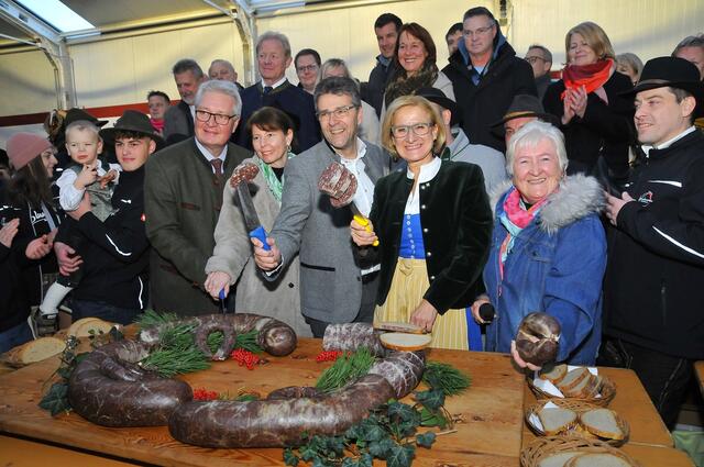 Der Anschnitt bildet traditionsgemäß den Auftakt zum Blunzenkirtag | Foto: Helga Nitsche