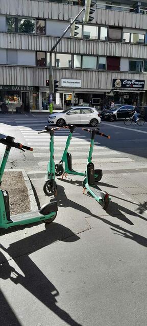 Die Anbieter von Leih-E-Scootern soll Regeln einhalten. | Foto: FB/Parking E-Scooter
