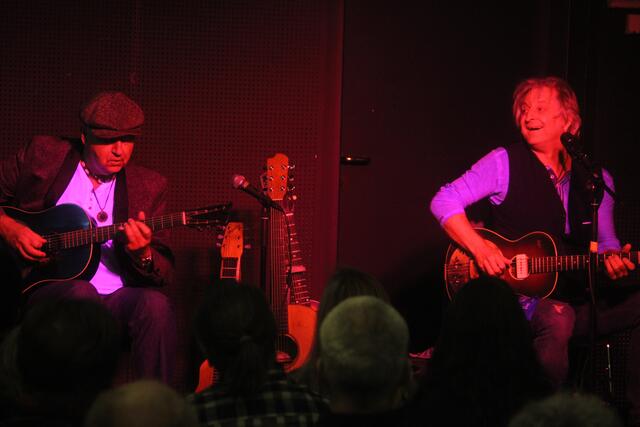 Peter Schneider (i.) und "Sir" Oliver Mally konzertierten im schummrigen Jazzkeller Weiz. | Foto: MeinBezirk/Hofmüller