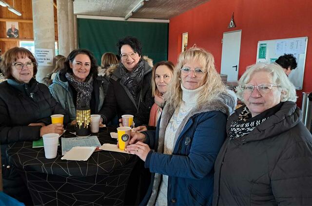 ÖVP-Spitzenkandidatin Klaudia Stroißnig besuchte 24 Stunden vor der Wahl noch den Weihnachtsmarkt in Edelschrott. | Foto: Stroißnig