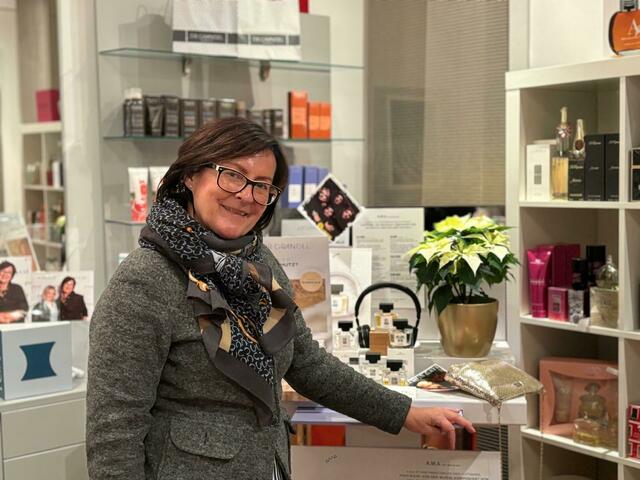 Anneliese Neuhold, Inhaberin der Parfümerie, gibt ihren Stammkundinnen- und kunden gerne Prozente. Beim Black Friday macht sie jedoch nicht mit.  | Foto: Lisa-Marie Zehetbauer