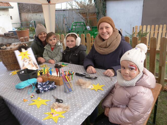 Zusammen bastelten die Kids beeindruckende Sterne!