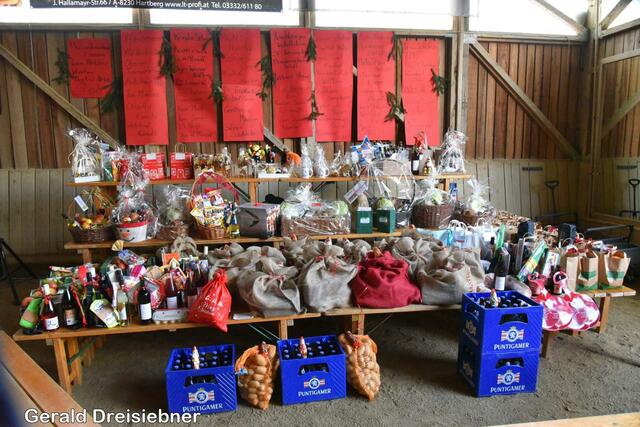 Die über 150 Sachpreise gab es beim Glückshafen.  | Foto: Gerald Dreisiebner