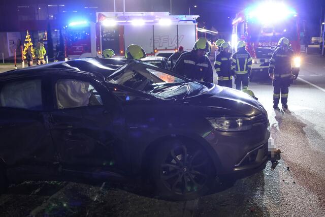 Eines der Unfallfahrzeug prallte nach dem Crash gegen einen Zaun und kam in Seitenlage zum Stillstand. | Foto: laumat.at/Matthias Lauber