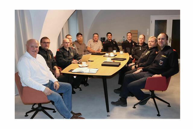Feuerwehrkommandanten und -stellvertreter von himberg, Pellendorf und Velm, sowie Gemeindevertreter mit Bürgermeister Ernst Wendl und des Bauhofes bei einer Besprechung | Foto: Gemeinde Himberg