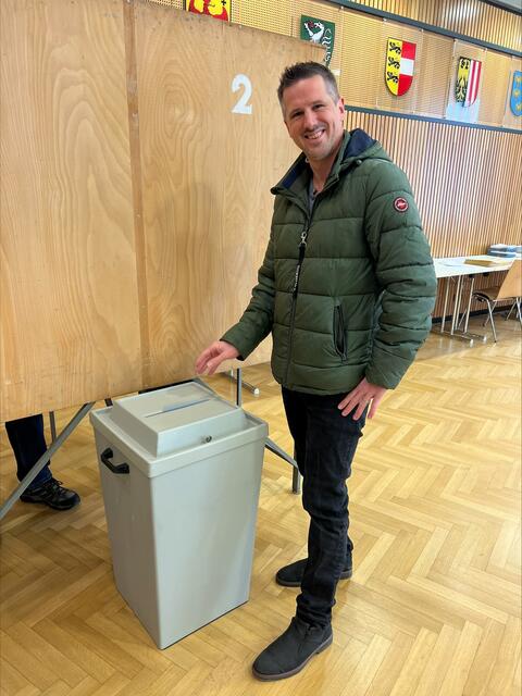 Sebastian Wintschnig von den Neos bei der Stimmabgabe in Bruck an der Mur. | Foto: Wintschnig