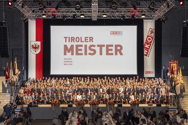 Feierliche Ehrung: Die Jungmeister nahmen im Congress Innsbruck ihre Urkunden unter Applaus entgegen. | Foto: WK Tirol/Die Fotografen 