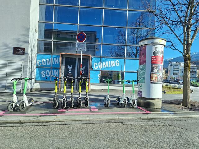 Innsbrucks Leih-E-Scooter-Angebot erhält Zuwachs. | Foto: MeinBezirk/Parking E-Scooter/FB