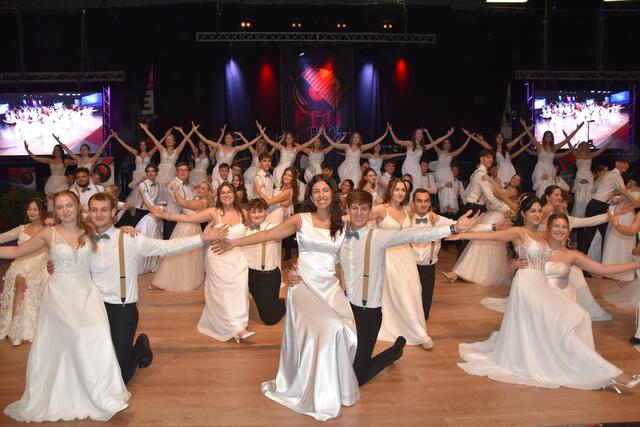 Eine glamouröse Polonaise eröffnete die Hollywood-Ballnacht der HLP und Modeschule Oberwart. | Foto: Michael Strini