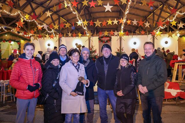 Fotograf Roland Hölzl: vl. Benjamin Seeber, Silvia Schuster, Kurt Gruber, Salome Mühlberger BEd, 1. Vizebürgermeisterin, Christian Bernsteiner, Organisationsteam Franz Schmalzl mit Nicole Egger, Josef Hutter, BEd (Gemeindevertreter)
 | Foto: Sternenadvent-Markt Zell am See