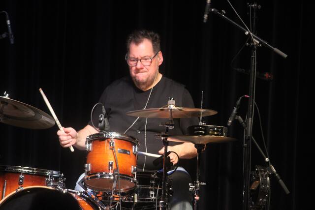 Michael "Muck" Willmann spielt am Schlagzeug. Sein Bruder trommelt bei den Nockis. | Foto: MeinBezirk/Hofmüller