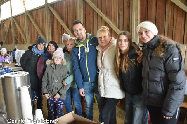 Das Team der Ausschank  | Foto: Gerald Dreisiebner