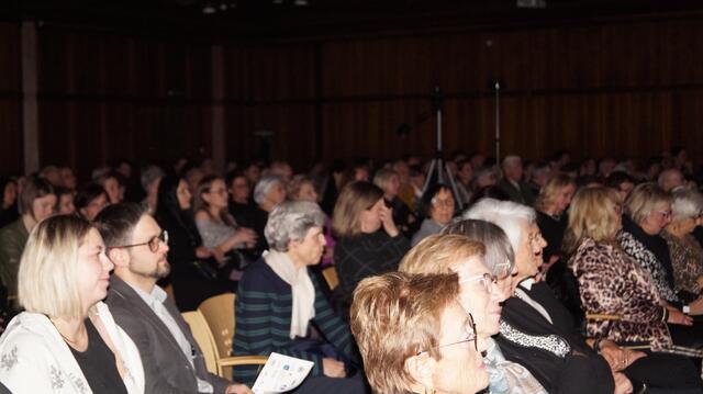 Zahlreiche Besucher:innen waren beim Konzertabend dabei. 