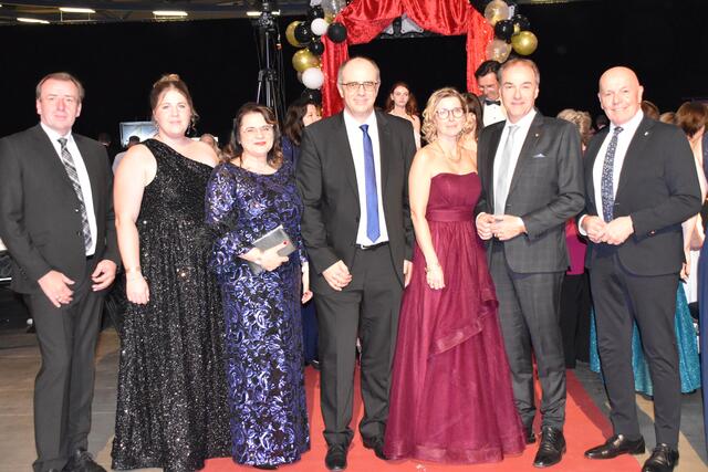 Im Scheinwerferlicht am "Roten Teppich": Christian Drobits (Regionalstellenleiter Arbeiterkammer Burgenland Süd), Fachvorständin Mira Pfeiffer-Talasz, Margit Kaiser-Lonyai, Business Campus Oberwart-Direktor Andreas Lonyai, Bereichsleiterin Elisabeth Pichler, Landesrat Leonhard Schneemann und Oberwarts Bürgermeister Georg Rosner | Foto: Michael Strini