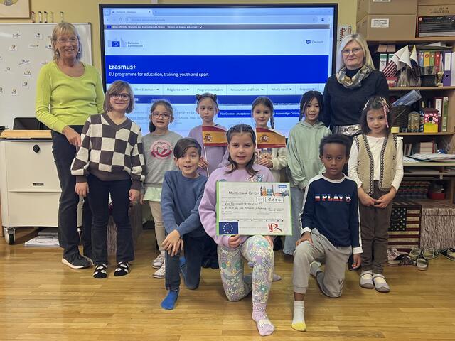 Die Schülerinnen und Schüler präsentieren die stolze Summe von 1.600 Euro für Hochwasseropfer in Valencia. | Foto: Volksschule Oberwart