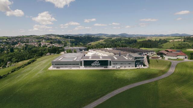 Die drei Biohort-Standorte wurden jetzt für nachhaltige Energiesysteme ausgezeichnet. Im Bild das Werk in Neufelden.  | Foto: Biohort