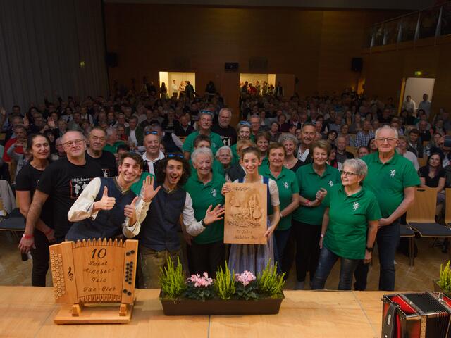 Volles Haus beim Jubiläumkonzert vom "Mißebner Trio" im Volkshaus Langenwang mit 500 Besucherinnen und Besuchern.  | Foto: Florian Riegler