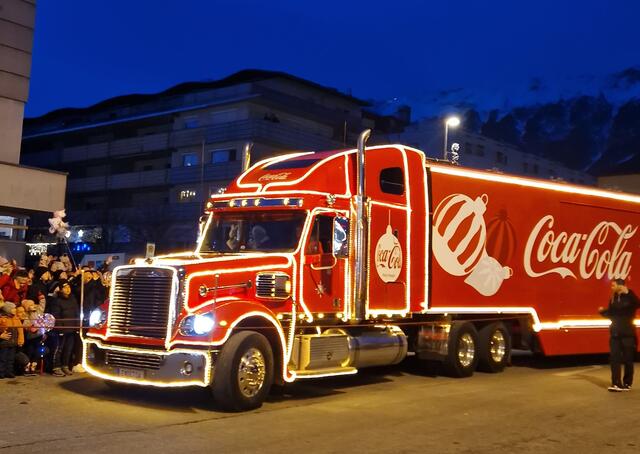 Von der kleinen Tribüne aus entstehen einzigartige Selfies mit dem berühmten Weihnachtstruck. | Foto: Kendlbacher/Coca-Cola