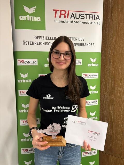 Katharina Scherb mit Auszeichnungen. | Foto: Scherb