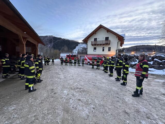 Pflichtbereichsübung der Feuerwehren Klaus und Steyrling auf einem Pferdehof. | Foto: FF Steyrling, Christian Kerbl