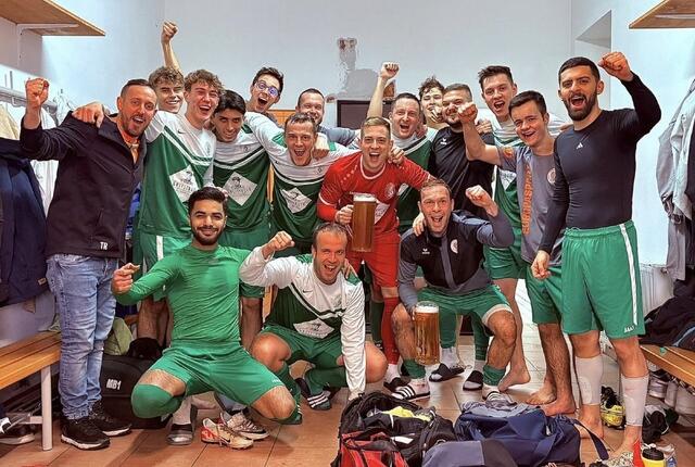 Die Münzbacher bejubeln den Derby-Erfolg gegen Perg/Windhaag. | Foto: Sportunion Greisinger Münzbach/Facebook