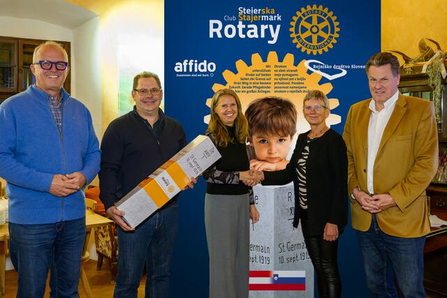 Rotary Präsident Jure Legvart, Präsident elect Andreas Neussl mit dem clubeigenen Grenzsteinweinpaket, Uli Reimerth von der Affido Pflegefamilien, Kinderdörfer &amp; Familienarbeit GmbH, Minka Žiberna von Rejniško društvo Slovenije und Gründungspräsident Volkmar Pötsch beim offiziellen Handshake der beiden Organisationen auf der Kästenburg an der südsteirischen Weinstraße. | Foto: Robert Sommerauer (www.pixelmaker.at)