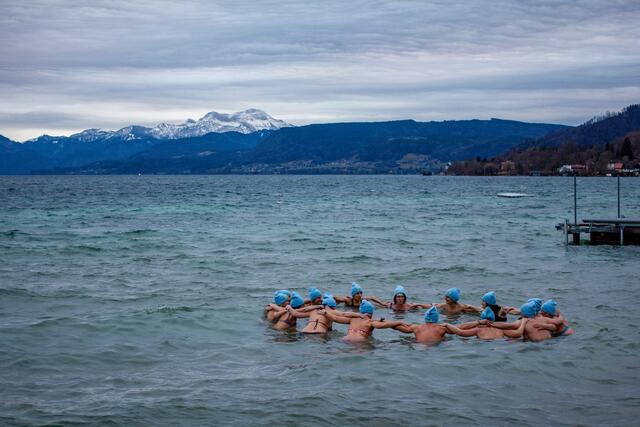 Im Winter im See baden ist eine spannende Erfahrung und tut Körper und Seele gut. Das schätzen immer mehr Menschen. | Foto: TVB Attersee-Attergau