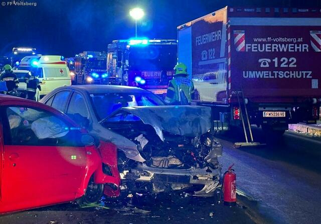 Zwei schwer beschädigte Fahrzeuge wurden von den Einsatzkräften geborgen. | Foto: FF Voitsberg