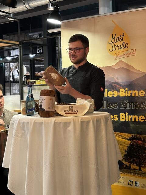 Große Mostverkostung in unserer Region: Der "Jungspund" ist der erste Most, der im heurigen Jahr in Flaschen abgefüllt wurde. | Foto: Eva Dietl-Schuller