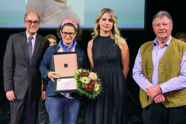 Stadtrat Thomas Bergthaler, Einzelpreisträgerin Michaela Schmidt, Sozialamtsleiterin Emina Kazic, Sozialausschussobmann Peter Trieb (von links). | Foto: Stadtgemeinde Gmunden