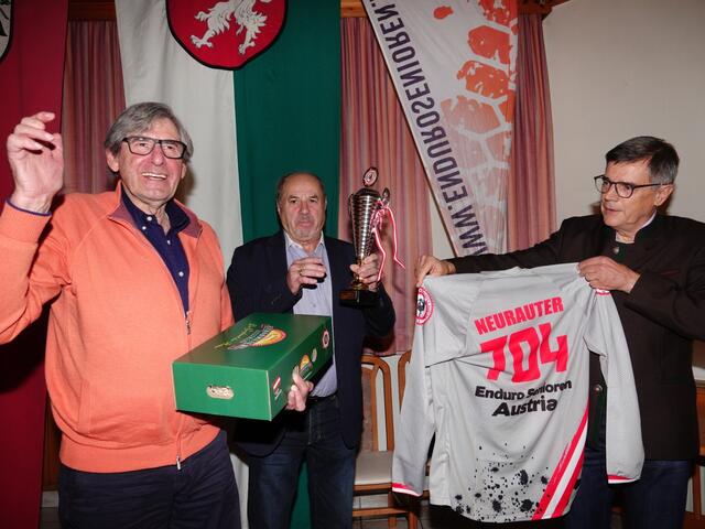 Peter Neurauter erhielt für seine Verdienste um den Endurosport den ESA Ehrenpokal 2024 - und ein ESA-Shirt mit Namen und Startnummer. Mitte Sportwart Wernfried Kogler, rechts Obmann-Stv. Jürgen Wurzer, der auch die Laudatio hielt.