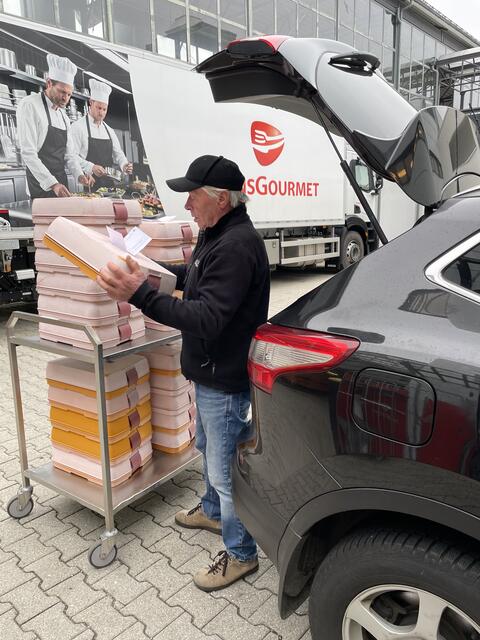 Die ehrenamtlichen Mitarbeiter sorgen dafür, dass jeder sein Mittagessen erhält. | Foto: SMB