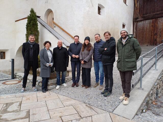 Minister Norbert Totschnig (4.v.l.) informierte sich über die Projekte im Bezirk Landeck. | Foto: Ulrike Totschnig