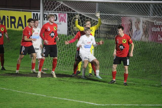 Der SV Wildon (rot) liegt im Herbst auf dem letzten Rang der Regionalliga Mitte. | Foto: MeinBezirk/Hofmüller