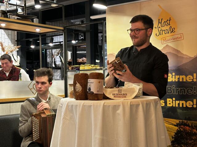 Große Mostverkostung in unserer Region: Der "Jungspund" ist der erste Most, der im heurigen Jahr in Flaschen abgefüllt wurde. | Foto: Eva Dietl-Schuller