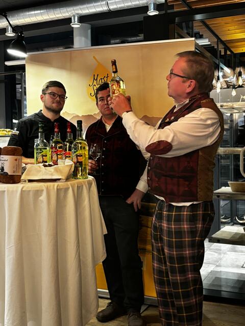 Große Mostverkostung in unserer Region: Der "Jungspund" ist der erste Most, der im heurigen Jahr in Flaschen abgefüllt wurde. | Foto: Eva Dietl-Schuller