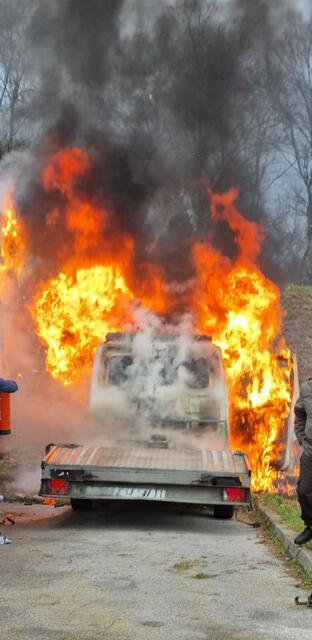 Kleinlaster geriet bei der OMV Tankstelle in Alland in Brand. | Foto: FF Alland