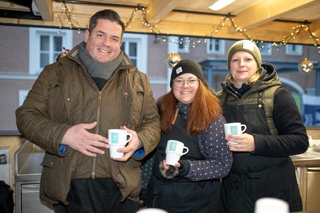 Adventmarkt am Bayrhamerplatz. | Foto: Adi Aschauer