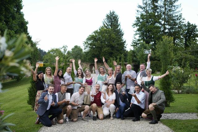 Große Freude bei den Siegern sowie bei Leibnitz Geschäftsstellenleiterin Brigitte Gady über den Erfolg bei der WeinChallenge 2024 | Foto: Michaela Lorber